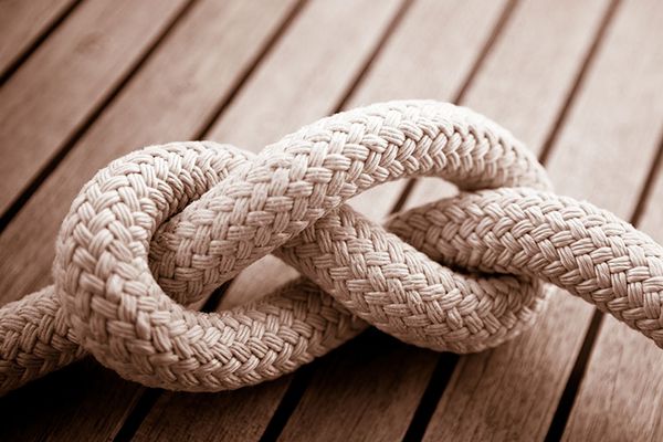 Knoten in Seil als Symbol für Verstopfung